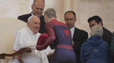 VIDEO: Místo záchrany světa jel navštívit Vatikán. Spiderman políbil papežovi ruku