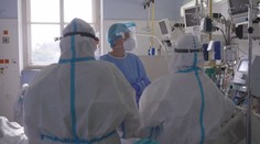 Přibylo přes 10 tisíc nakažených, v nemocnicích budou opět pomáhat vojáci