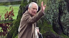 Únava a strach v očích. Karla při cestě do kostela musela přidržovat Camilla