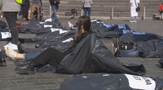 Neobvyklý protest: Na Staroměstském náměstí se objevili lidé v pytlích na mrtvoly