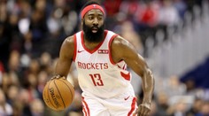 Harden se opět utrhl ze řetězu a dal 47 bodů! Curry slaví jubileum