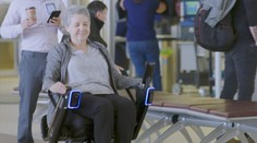 Na letišti v Tokiu mohou cestující se sníženou mobilitou využít roboty