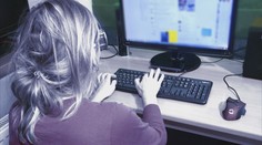 Dívce přišly omylem na účet stovky tisíc. Matka peníze utratila a hrozí jí vězení
