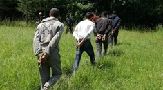 Na Slovensku zadrželi 21 migrantů. Mačkali se v jedné dodávce