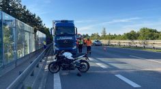 Kamion na D8 srazil motorkáře. Smrtelná nehoda uzavřela směr na Prahu