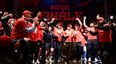 S hokejisty Pardubic slavila i ikona NHL. Bratr pak zpíval na náměstí