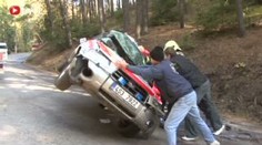 Auto záchranářů dostalo smyk a vrazilo do náklaďáku