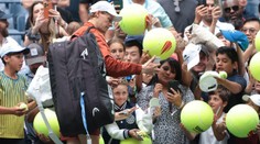 Další skandál na US Open. Fanoušek chtěl Sinnera okrást přímo na kurtu