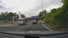 Auto s rodící ženou se zaseklo v koloně. Do porodnice jí musela pomoci policie