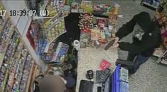 Statečná prodavačka: Lupič na ni vytáhl pistoli, peníze mu nedala