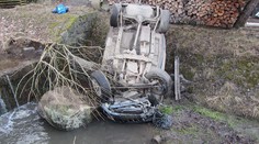 Auto skončilo v potoce, řidič utekl, další muž je v kritickém stavu