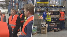 Z regálů mizí rýže i konzervy. Všeho je dost, uklidňoval Babiš z velkoskladu