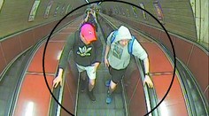 Muž okřikl mladíky v metru, srazili ho na zem a kopli do hlavy. VIDEO