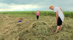 Náhradní manželka zvládala péči o statek a děti lépe než ta původní