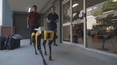 Australští studenti vyvíjejí náhradu za vodicí psy. Nevidomým budou pomáhat roboti