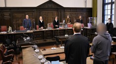 VIDEO: Obžalovaný se během přelíčení vrhl na soudkyni, dokázal přeskočit dva stoly