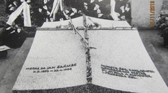 Zloděj řádil na hřbitově, ukradl vzácný bronzový kříž