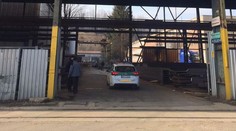 Železná konstrukce se zřítila na dva muže. Na místě zemřeli!