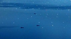 VIDEO: Jezero připomíná noční oblohu. Něco podobného jen tak neuvidíte
