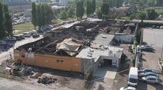 U požáru v Otrokovicích zasahovali hasiči do rána. Hala se může zřítit