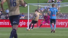 VIDEO: To se jen tak nevidí! Brankář udělal kardinální minelu, daroval gól