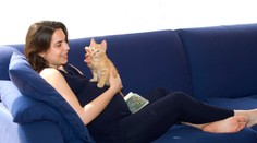 Důkladná příprava na mateřství. Neuvěříte, co si zkoušela na kočce