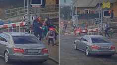 Policie našla učitelky, které vedly děti přes blikající přejezd. Zatím je neobvinila