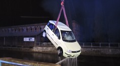 Osobák při nehodě sjel do Jizery, uvnitř zůstal uvězněný člověk