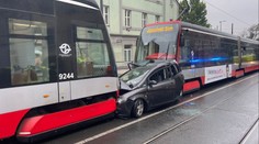 Nehodu tramvaje s autem zachytily kamery. Podívejte se na hrozivé video