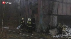 Ve Vysočanech hoří hala s barvami! Hrozí výbuch?
