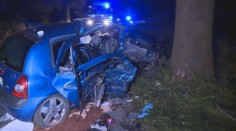 Osobní auto vlétlo do stromu, dva lidé na místě zemřeli