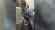 Nechutné video: Muž v metru osahával spící dívku (21)!