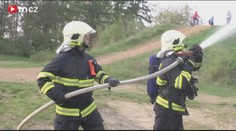 VÝBUCH! U Olomouce EXPLODOVALA neznámá látka! Hoří stavební buňky!