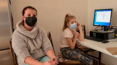 Dcera matky samoživitelky neměla přístup k výuce. Teď dostala počítač