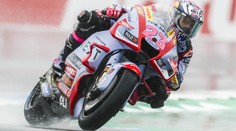 Jako na klouzačce. Jezdce MotoGP postihl v deštivém Assenu kuriózní pád