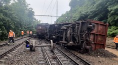 U Kralup vykolejil vlak. Hlavní trať do Německa bude zřejmě stát celý den