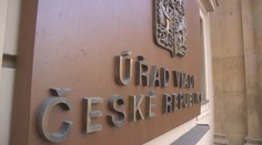 Květiny za statisíce, desítky nových kávovarů. Takto se šetří na Úřadu vlády