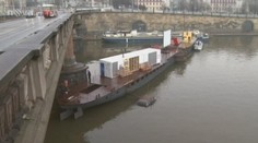 Obří neřízená loď plula po Vltavě! Zastavila se až o Palackého most