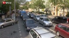Praha a Brno zažívají DOPRAVNÍ KOLAPS. Úprk lidí na víkend