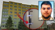 Za těmito dveřmi policista-vrah věznil a ubodal svou ženu!