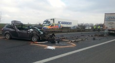 Těžká nehoda náklaďáku a osobního auta zastavila dálnici D5