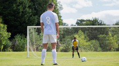 Nejhorší penalta v historii. Fotbalista chtěl být jako Panenka, ale totálně selhal