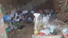 Policie našla na statku drogovou továrnu. Na stopu je přivedla smrt ženy