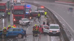 Dálnici D1 uzavřely nehody desítek aut. Zranilo se osm lidí