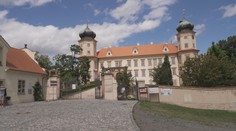 Počasí přeje památkám. Místo na koupaliště lidé jezdí na hrady a zámky