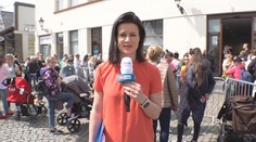 Na humanitární dávky stojí uprchlíci fronty. Někteří na místě nocují