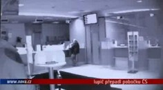VIDEO: Lupič přepadl pražskou pobočku České spořitelny