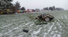 Brutální nehoda, auto se po silném nárazu rozpůlilo. FOTO