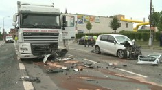 Osobák narazil do kamionu s prasaty. Řidič zemřel v troskách