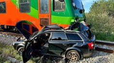 Na přejezdu na jihu Čech vlak zdemoloval auto. Na místo letěl záchranářský vrtulník